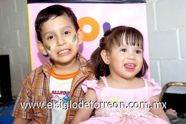 09062008
Paola con su hermano Diego Márquez Magallanes.