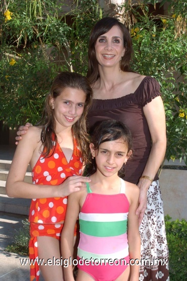 11062008

Liliana Zarzar de Giacomán, Valeria y Paulina Giacomán