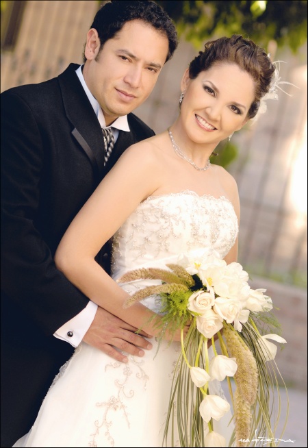 Dr. Rafael López Torres y Dra. Ymuri Mercedes Vaca Ávila recibieron la bendición nupcial en la parroquia de La Divina Providencia, el sábado 17 de mayo de 2008.

Estudio Carlos Maqueda