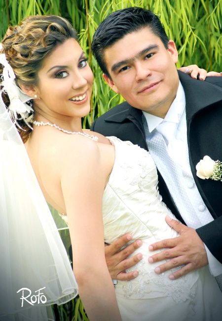 Sr. Rafael Martínez Medina y Srita. Claudia Leticia Robles Guillén contrajeron matrimonio religioso en la parroquia del Santo Cristo el viernes nueve de mayo de 2008. 

Rofo Fotografía