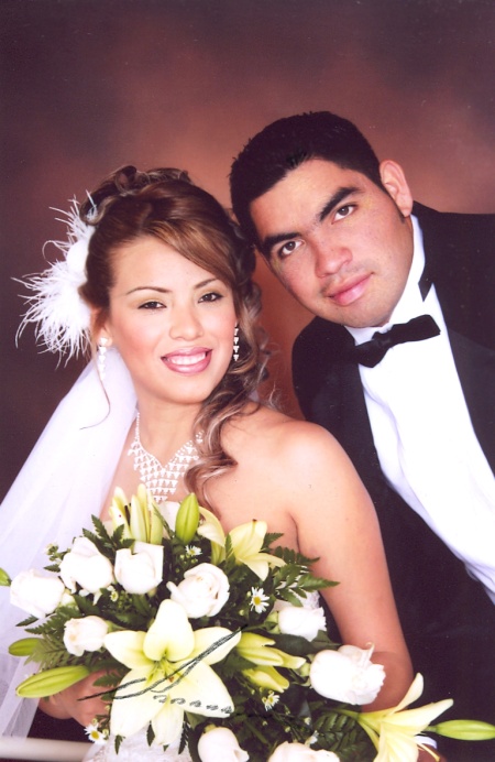 Sr. Carlos Alberto García Velazco y la Srita. Iranis González Jáquez contrajeron matrimonio en la parroquia del Perpetuo Socorro el sábado 24 de mayo de 2008. 
Fotografía Nicolás Papadakis