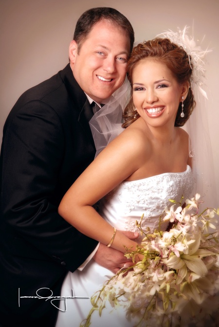 Lic. James D. Harvey y Lic. Helen Gallegos Ríos recibieron la bendición nupcial en la parroquia Los Ángeles el sábado 31 de mayo de 2008.  

Estudio Laura Grageda