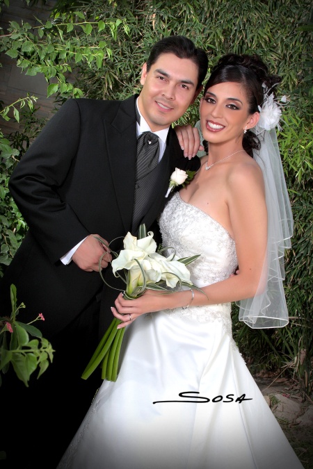 Sr. Jorge Antulio Frías Martínez y Srita. Penélope Carrera Barraza contrajeron matrimonio en la parroquia de San Pedro Apóstol, el sábado siete de junio de 2008. 

Studio Sosa