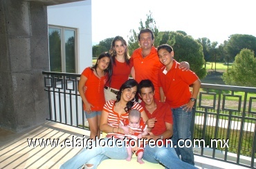 15062008
La familia reunida Luis y Gaby con todos sus hijos.