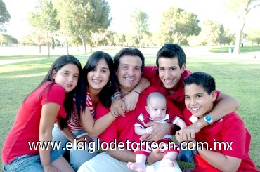 15062008
Luis Manuel Espinosa Gutiérrez en la compañía de sus hijos Gaby, Luis Manuel, Patricio, Paola y Esteban Espinosa Barraza