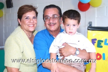 17062008
Érik con sus abuelos Ana María Sarmiento y Jesús Moreno.