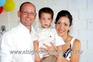 17062008
Érik Emiliano van de Water acompañado de sus padres, Michiel van de Water y Érika Moreno.