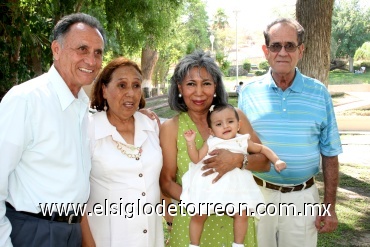 17062008
María Julia acompañada de sus abuelitos Bruno y Julia Solís, Armando y Norma Perales.