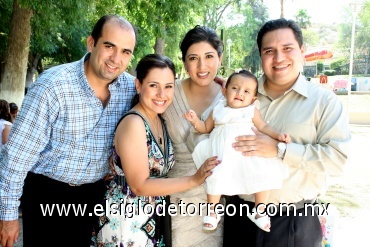 17062008
María Julia Perales Solís junto a sus papás José A. Perales Huerta y Julia Solís de Perales, padrinos Bruno Solís Martell y Lizett Espinoza de Solís.