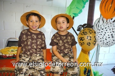 18062008
Con el tema de safari los niños Andrés y Alejandro festejaron su tercer cumpleaños