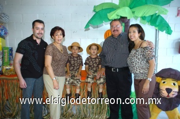 18062008
Los festejados junto con sus abuelitos Eduardo Castañeda Martínez y María Teresa Rojas de Castañeda, su tío Eduardo Castañeda Rojas y de su mamá