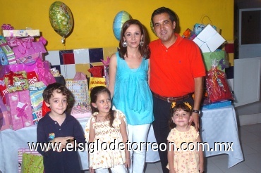 18062008
Los primos María Vázquez Echeverría y Rodrigo de la Parra Echeverría, celebraron juntos sus seis añitos de vida