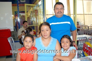 19062008
José Luis Aguirre, Elvira Hernández y los niños Luis Javier y Martha Aguirre Hernández