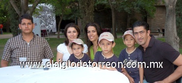 19062008
Ricardo Guerrero, los niños Ricky, Óscar y Valente Guerrero, Lucila Santos, Mónica López y Armando López