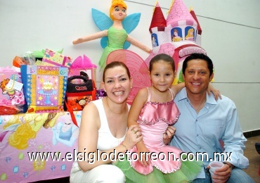 21062008
Bajo la caracterización de Campanita, la pequeña Giuliana celebró sus cinco añitos de vida