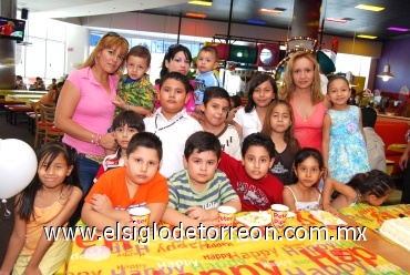 23062008
Una divertida fiesta de cumpleaños tuvo Miguel Ángel, quien apagó las velitas de su pastel en compañía de sus amiguitos de la escuela.