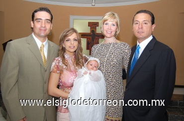 26052008
La pequeña Ivanna Rocío acompañada por sus papás Humberto Mexsen Flores, Rocío Juan Marcos de Mexsen y de sus padrinos Alicia Sáenz Negrete y Salomón Juan Marcos Villarreal