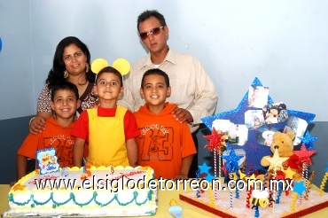 02072008
Mateo Solorio Rivas en su fiesta de cumpleaños acompañado de sus papás Hernán Solorio Sánchez y Verónica Rivas Guerrero, y sus hermanitos Hernán y Denilson