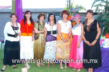 01072008
La festejada junto a Coquis González de Delgado, Sharo de Quintanar, Rosario Arizpe, Elvia Flores, Eloísa Fernández y Amalia Flores