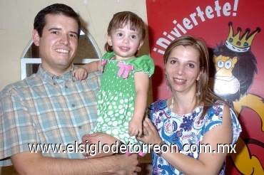 05072008
La pequeña Andrea acompañada de sus papás, Samuel Belkotosky y Lucía Sagui de Belkotosky