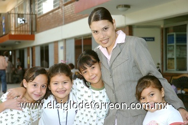 06072008
Sofía junto a su maestra Adriana Flores, sus amigas Alexandra y Aranza Castro Estrada y su hermanita Ximena Valdés Sotomayor