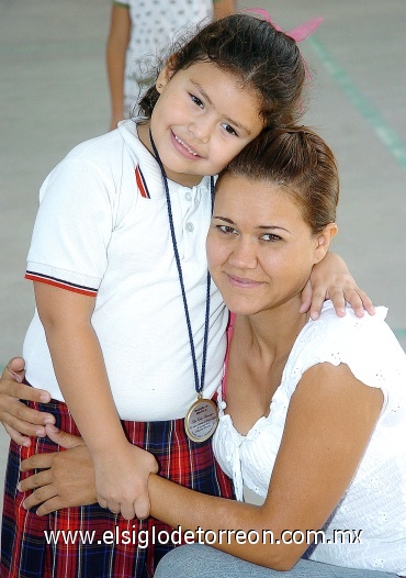 06072008
Sofía Valdés Sotomayor en compañía de su mamá Annel Sotomayor