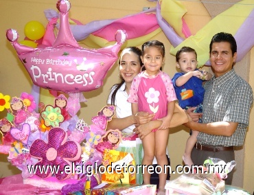 06072008
Victoria con sus papás José Luis Arellano y Rocío Flores de Arellano y su hermanito José Alberto