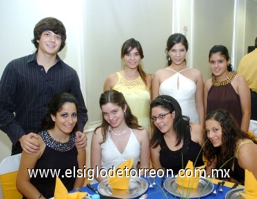 06072008
La reina del club Karime I, acompañada de Antonio Gutiérrez, Blanca Sandoval, Sandra Gutiérrez, Pamela Villarreal, Fernanda Orozco, Cecy Oviedo y Karen Gutiérrez