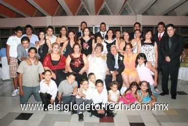 06072008
Señores Mario Martínez Ortega y Teresa Martínez de Martínez, en compañía de sus hijos, nietos y demás familiares que los acompañaron en sus Bodas de Oro