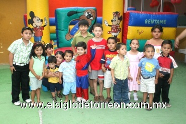 06072008
Alex Araujo Silero acompañado de algunos asistentes a su divertida fiesta de cumpleaños