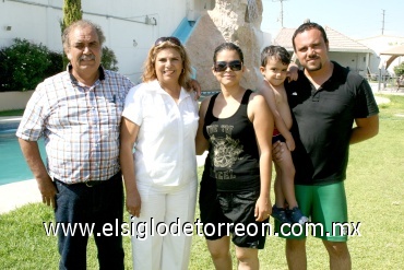 06072008
El festejado acompañado de sus padres José Raúl Quiñones Astorga y Rosa Elía González, su esposa Diana y su niño José Raúl