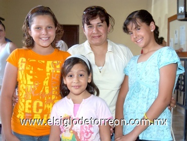 06072008
Mónica Guerrero de Aguilera, Marcela, Mildreth y Paola Aguilera