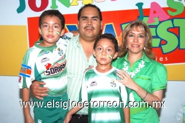 07072008
Los festejados junto a sus papás Luis Carlos Martínez y María Guadalupe Luján.