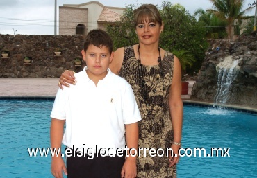 08072008
Alejandro Fernández y su mamá Alejandra de Fernández, invitados a la fiesta.