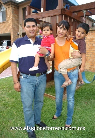 10072008
Ana Sofía Mendoza Chávez en la fiesta de su primer añito, la acompañan su hermano Rodrigo y sus padres Luis Alberto Mendoza Balderas y Ana Lorena Chávez de Mendoza