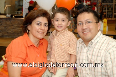 10072008
César Córdova Monroy en su tercer cumpleaños junto a sus padres, Claudia Monroy y César Córdova, quienes le organizaron una alegre convivencia