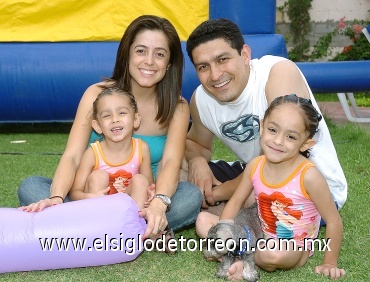 11072008
Valeria Arreola Torres, junto a sus papás Martín Arreola y Martha Torres y su hermanita Ximena