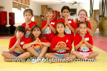 12072008
Ana Vic Zermeño, Mary Tere Barrios, Ana Cris Yassín, Sofía Quezada, Ángela Campa, Ana Cecy Toraño, Roberta Armendáriz y Rebeca Cantú