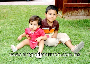 13072008
Ana Sofía Mendoza Chávez junto a su hermano Rodrigo