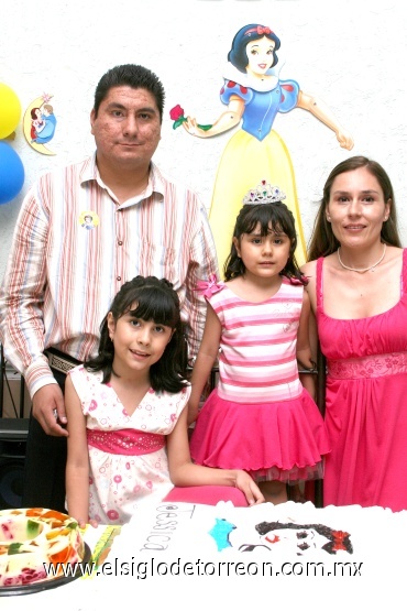 13072008
Jéssica Valeria Bautista Martínez cumplió cuatro años y fue festejada por su hermana Sofía y sus papás Simón Bautista Sifuentes y Lourdes Martínez Flores