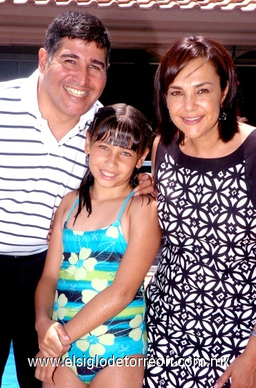 14072008
Katia Borrego Pedraza junto a sus papás Ramón Borrego y Laura Pedraza, el día del festejo de su Primera Comunión.