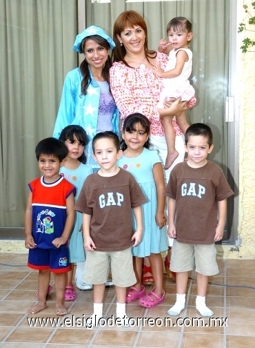 15072008
Ángela con su mamá Alicia y sus amigos Rocío, Isabel y Valeria Hernánez, Diego y José Pablo de la Fuente y Pablo