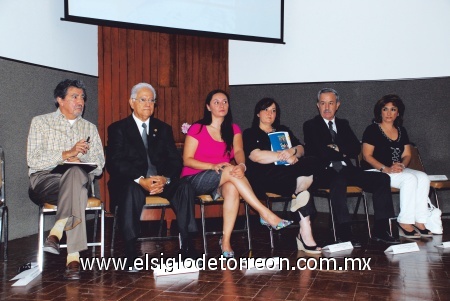 Presidium Dr. Martín de la Rosa Medellín, Dr. Pedro Rivas, Leticia Lara Ramírez, la consejera de la Comisión Europea en México Marie Paule Neuville y Dr. Felipe Pérez Gavilán Torres Presidente de Instituciones de Educación Superior en la Laguna.