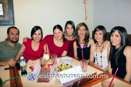 Víctor Gómez, Gloria Garza, Paty González, Tete Domínguez, Miriam de Cota, Alina y Rocío Beltrán.