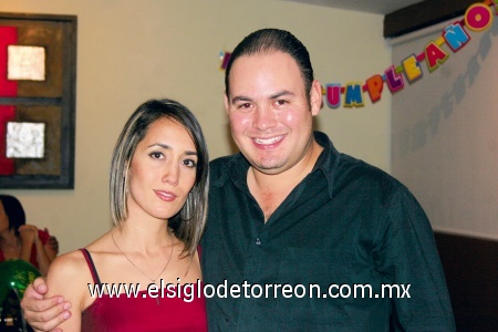 Festeja su cumpleaños
Tete Domínguez de Cruz y Mario Cruz.