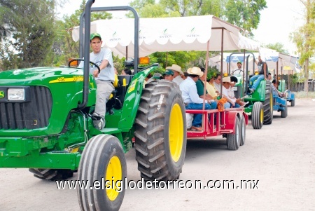 Los asistentes dieron un recorrido por el campo para observar el maíz, sorgo forrajeros y alfalfa.