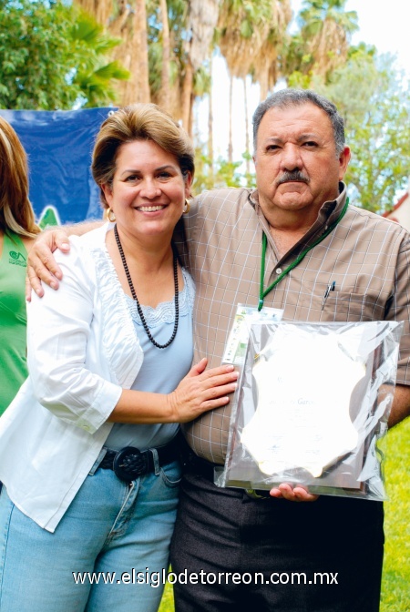 María Elena Guerrero de García y Javier García Núñez, presidente del Patronato de Investigación Agropecuaria de la Laguna.