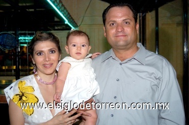 20072008
Astrid Sánchez Cáceres con sus padres Irma Cáceres de Sánchez y Cuauhtémoc Sánchez