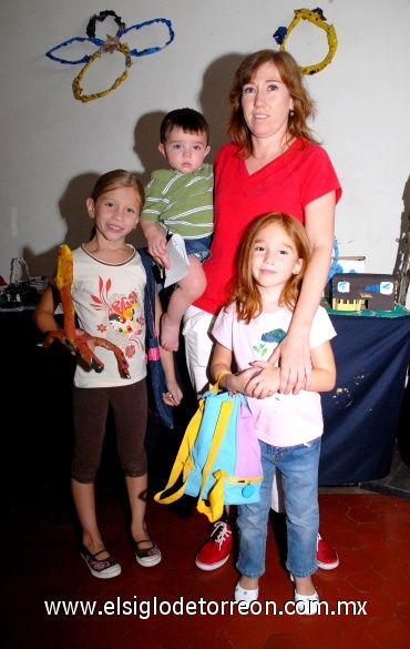 20072008
Fernanda y Catalina Mijares Argüelles con su mamá Caty Argüelles y su hermano Rodolfo Mijares