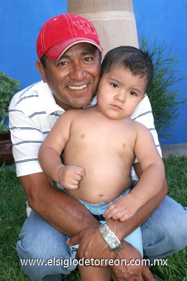 20072008
Luis Ernesto Burciaga Rodríguez acompañado de su abuelito Raymundo Rodríguez, el día de su segundo cumpleaños